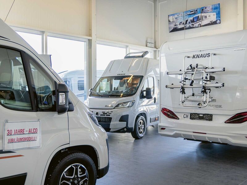 Praktisch ist der klimatisierte Ausstellungsraum, der bei jedem Wetter professionelle Beratung erlaubt.