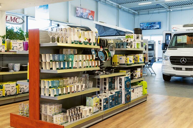 Im gut dotierten Campingshop decken sich Kunden und in Not geratene Passanten auf der Nord-Süd-Route nach Italien mit Campingzubehör und Campingprodukten ein.