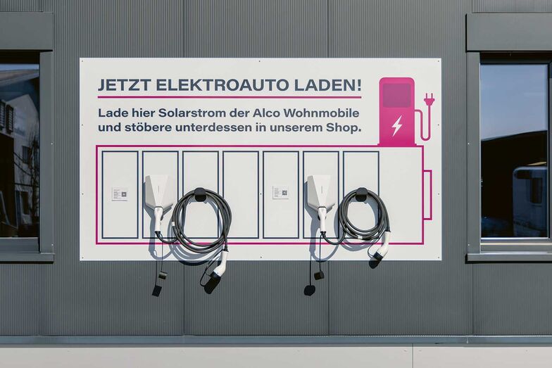 Wer mit dem Elektroauto vorfährt, kann sein Fahrzeug während dem Aufenthalt wieder aufladen.