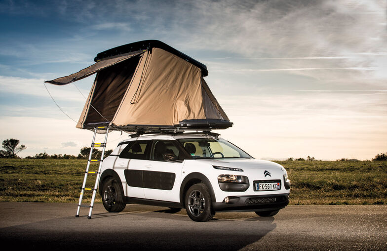 Hussarde propose des tentes de toit rigides en coton dans deux tailles différentes.