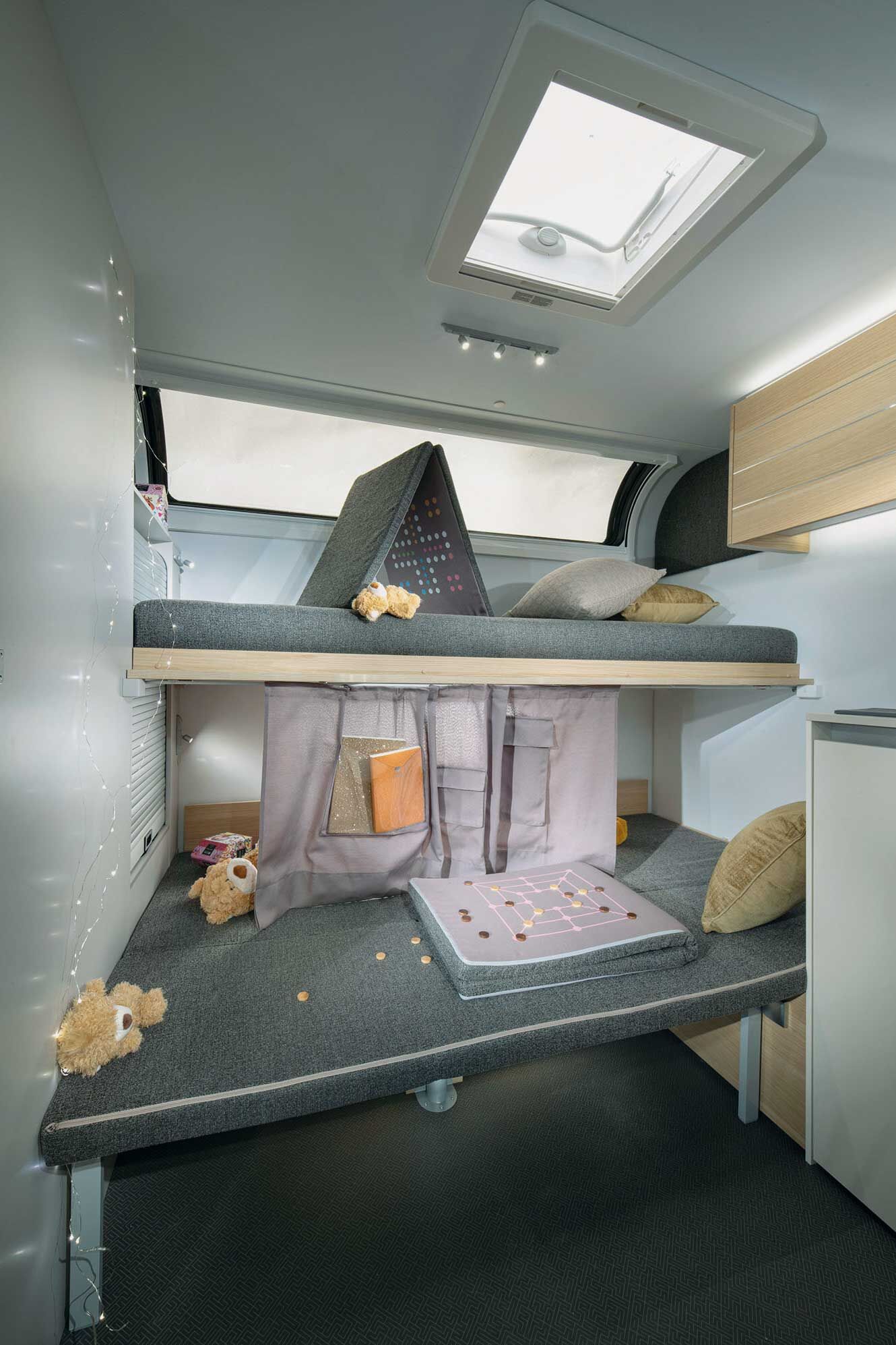 Adria Adora par Adria : Avec ses ailerons, ses poignées intégrées et son pare-chocs arrière, l’Adria Adora est une caravane parfaitement aérodynamique. Une fenêtre panoramique encastrée, une large porte d’entrée et même une fenêtre panoramique arrière sur l’Adora 613 PK insufflent de la lumière à l’intérieur. L’Adora 613 PK offre même une chambre d’enfants spéciale avec des solutions flexibles pour un à trois enfants, avec des lits de plus de 2 m de long.