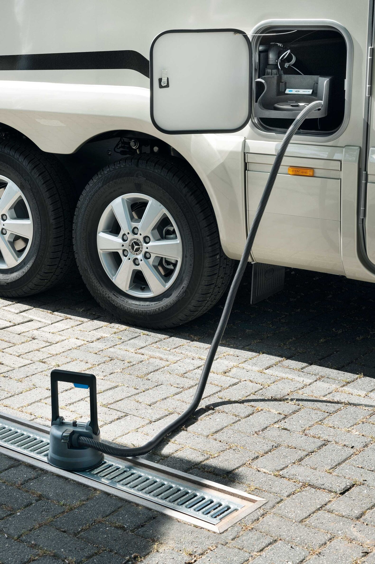 Thetford Indus : Le système sanitaire Indus de Thetford avec eau propre, eau grise et réservoir d’eaux usées permet de tenir beaucoup plus longtemps sans devoir vidanger le réservoir. Le système de sanibroyeur et les additifs utilisés par le module de dosage automatique sont gérés à l’aide d’une application. Un rinçage efficace de la cuvette et la réutilisation des eaux grises dans la chasse d’eau permettent d’économiser des quantités importantes d’eau propre.