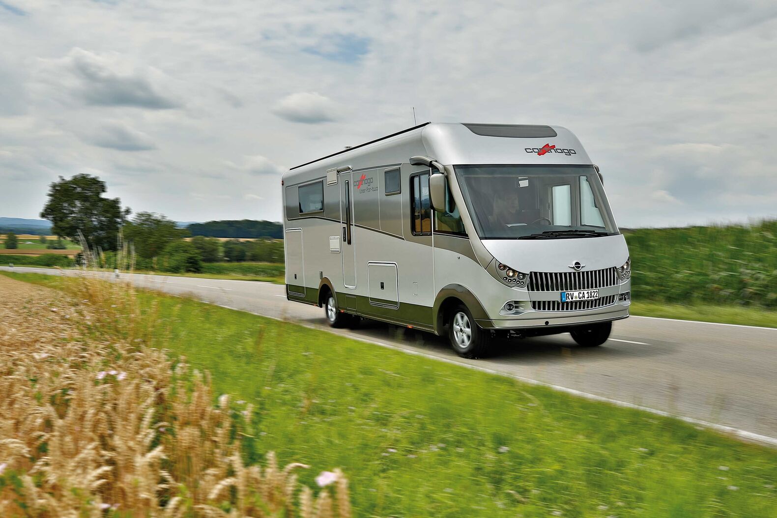 Carthago liner-for-two : L’implantation du Carthago liner for two est unique avec ses quatre pièces réparties sur une longueur de seulement 7,73 m. Son élément clé est sa dînette/salon en cercle à l’arrière avec méridienne à extraction électrique. Un comptoir haut sépare le salon de la cuisine extra-large. On trouve ensuite la confortable salle de bains et la penderie. La chambre est placée au-dessus de la cabine avec des lits jumeaux placés en longueur et dotés d’une commande électrique pour la descente et la montée. La cabine en elle-même peut servir d’espace à vivre supplémentaire ou de bureau grâce à son équipement spécial.