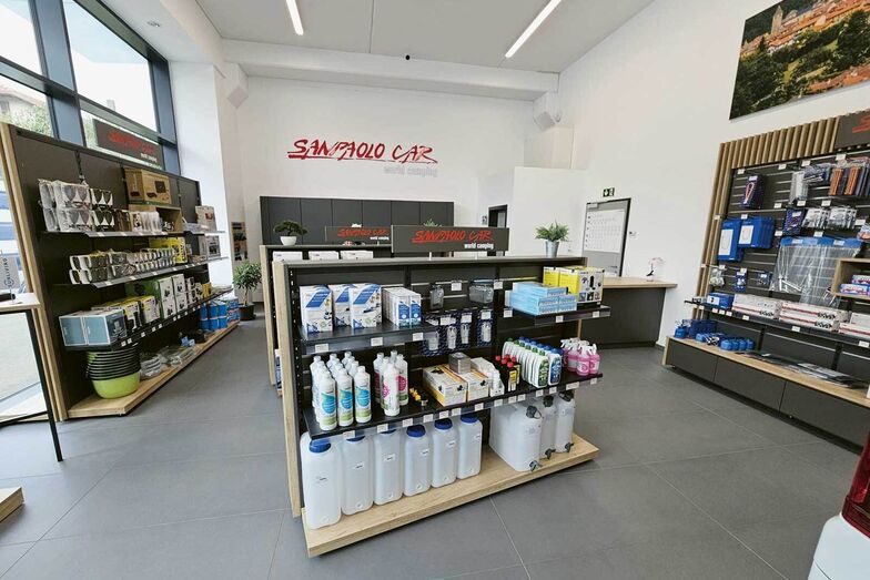 Ein Zubehörshop bietet die wichtigsten Produkte des Campingalltags.