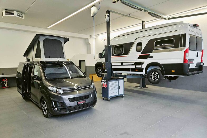 Nicht nur in der Werkstatt wird repariert, bei Bedarf werden Wartungs- und Reparaturarbeiten direkt auf Tessiner Campingplätzen ausgeführt.