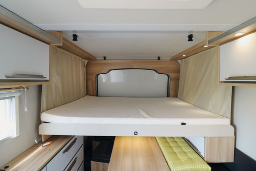 Ordentlichen Schlafkomfort bietet das variabel absenkbare Hubbett.