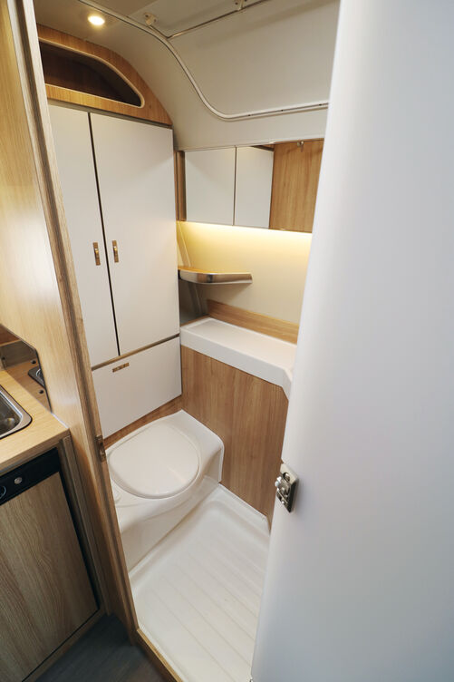 Gute Bewegungsfreiheit auf dem Bank-WC und am Waschbecken.