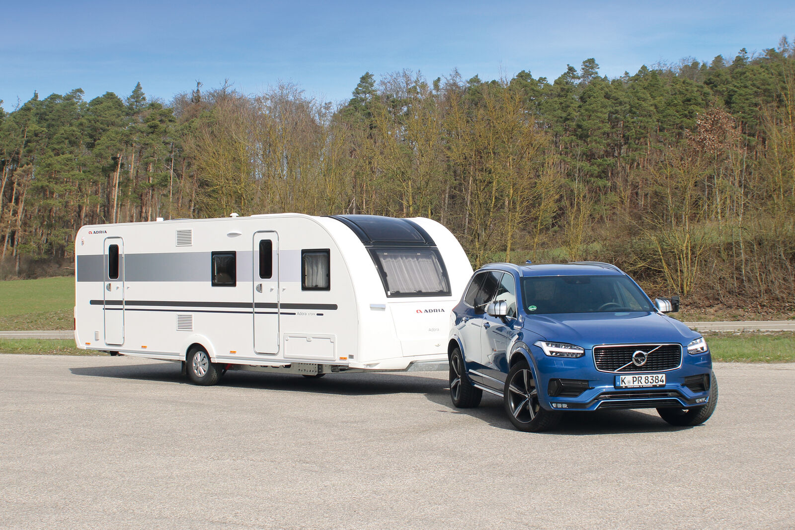 Der knapp neun Meter lange und zwei Tonnen schwere Adria erfordert einen leistungsstarken Zugwagen.