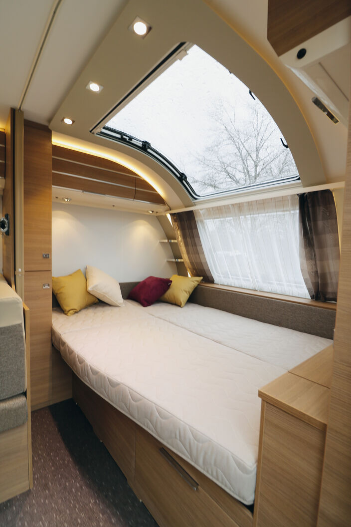 Quer eingebautes Doppelbett im Bug mit komfortablen Matratzen und tollem Ausblick.