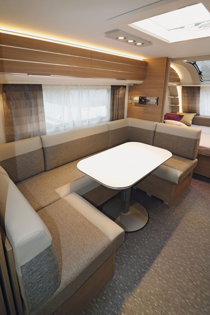 Die seitliche U-Sitzgruppe überzeugt mit guten Platzverhältnissen und viel Bequemlichkeit.