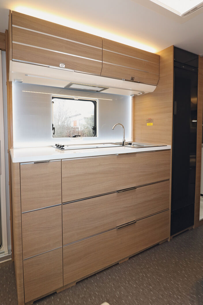 Klasse Küche mit kompletter Ausstattung, reichlich Arbeitsfläche und viel Stauraum.