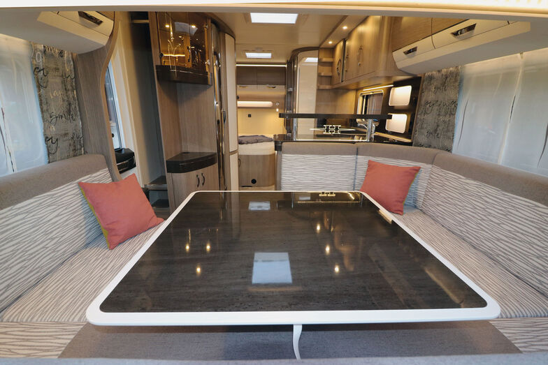 Die neu gestaltete Möblierung in der edlen Dekor-Kombination Eiche-Moyet-Weiss-Leder kann auf Anhieb gefallen.