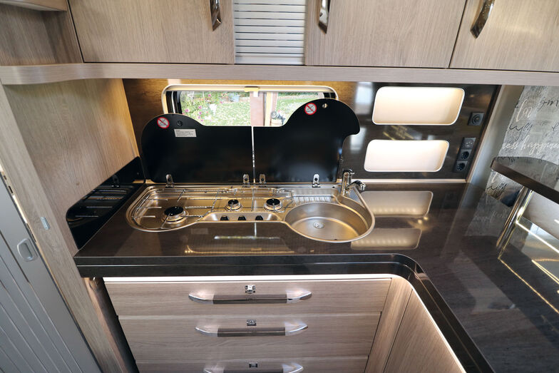 Die Winkelküche mit dem Thekenaufsatz bietet jede Menge Stauraum und Arbeitsfläche sowie vielfältige Lichtquellen.