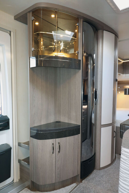 Gut gemachte Schrankzeile mit beheizbarer Garderobe, Kommode, Vitrine und TV-Platz.