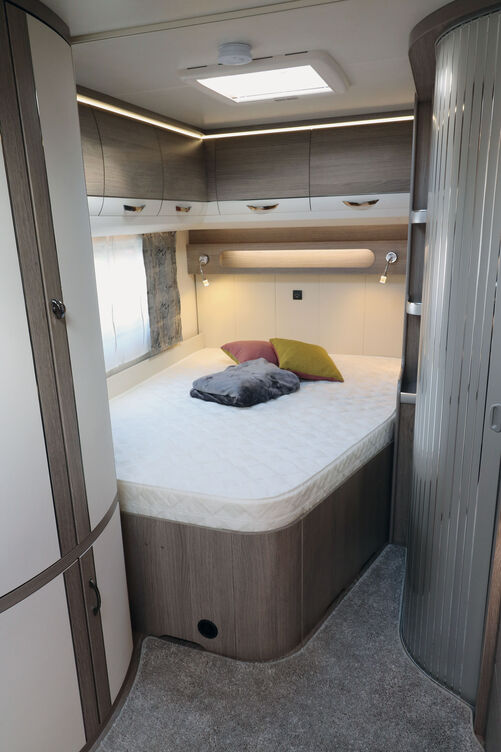 Das ausreichend grosse Doppelbett mit Federkernmatratze und Holzlattenrost sorgt für erholsamen Schlaf.