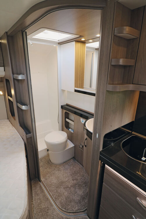 Lang gestreckter Sanitärraum mit guter Bewegungsfreiheit und kompletter Ausstattung.