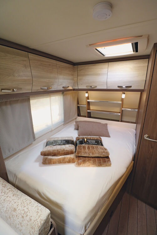 Gross genug fällt das knapp zwei Meter lange Doppelbett aus. Gut genutzt ist die fensterlose Bugwand mit zahlreichen Ablagemöglichkeiten.