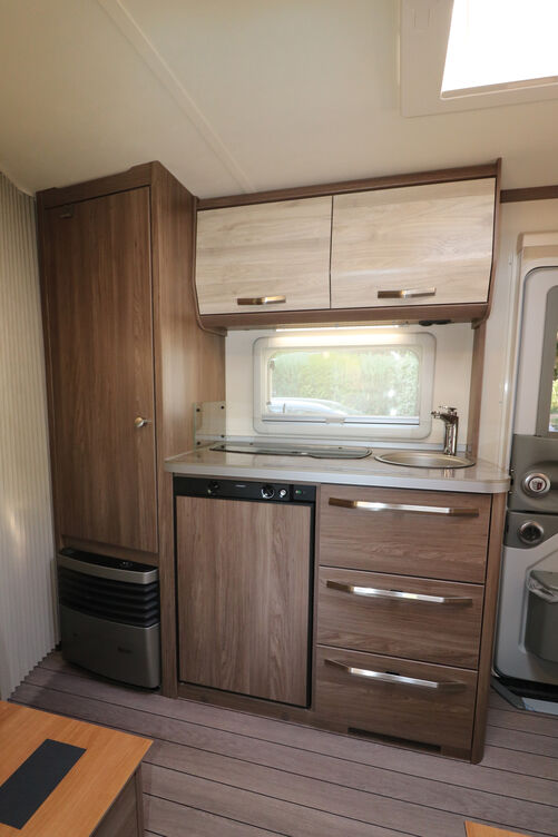 Die kompakte Küche mit dem 106-l-Kühlschrank bietet zwei Schubladen, ein Klappenfach und zwei geräumige Hängeschränke.