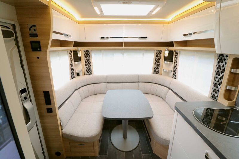 Die einladende U-Sitzgruppe mit ihren komfortablen Polstern sorgt in Kombination mit dem zeitgemässen Möbeldesign und den Beleuchtungselementen für einen hohen Wohlfühlfaktor.