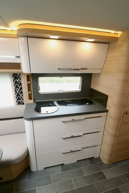 Ausreichend Stauraum in den  Schubladen und dem Hängeschrank bietet die optisch ansprechende Küche, deren Ausstattung alles Wesentliche beinhaltet.