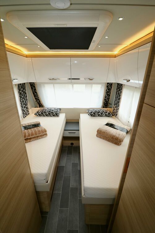 Komfortables Schlafgemach mit bequemen Einzelbetten, das sich mittels der zweitürigen Holzschiebetür zum übrigen Bereich einfach und wirkungsvoll abschotten lässt.