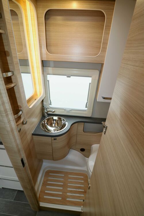 Die Grundfläche von 105 mal 75 Zentimeter ist zwar funktional genutzt, bietet aber nur durchschnittliche Bewegungsfreiheit.