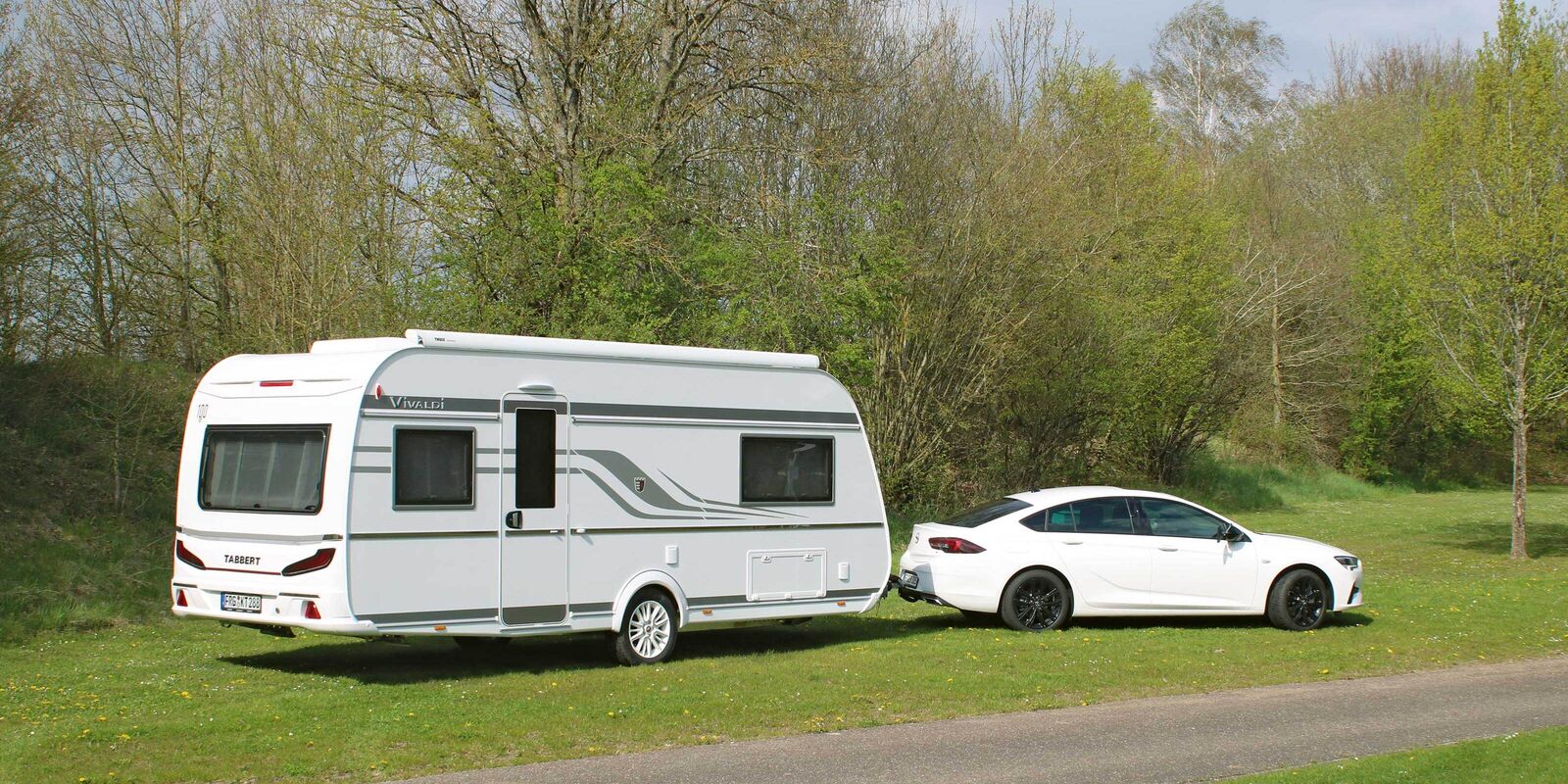 Der aktuelle Vivaldi präsentiert sich im typischen Tabbert-Outfit mit automotiven Designelementen und kompletter Sicherheitsausstattung.