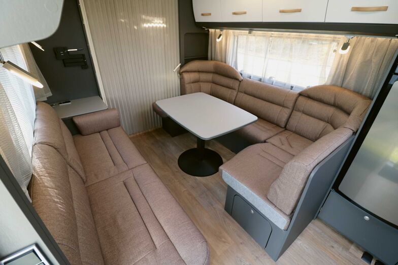 Der grosszügige Wohnbereich mit den bequemen Polstern lässt kaum Wünsche offen.