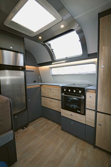 Die L-förmige Bugküche ist komplett bestückt und bietet jede Menge Stauraum und Arbeitsfläche.