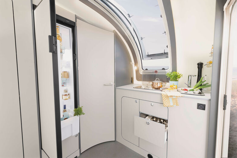 Die kompakte Küche befindet sich im Bug gleich neben dem Eingang.