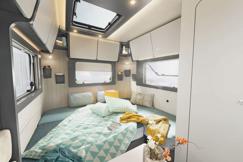 Im Nu ist die Lounge zum Bett umgebaut.