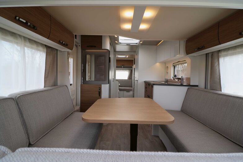 Der Blick vom Bug zum Heck vermittelt die geräumige Einteilung im Nova 555.