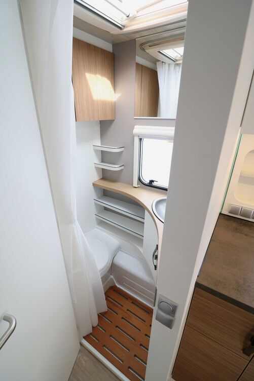 Die kompakte Grundfläche ist zwar optimal ausgenutzt, bietet aber nur  Bewegungsfreiheit für die kleine Wäsche.