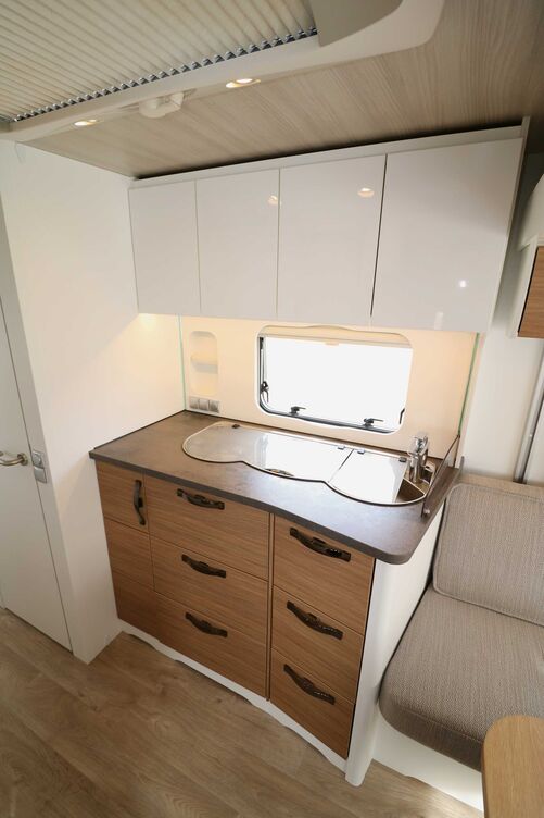 Über reichlich Stauraum in den Ober- und Unterschränken verfügt die auch optisch ansprechende Küche im Nova 555.