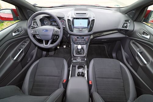 Übersichtlich: Instrumente, 8-Zoll-Display und Schalter sind bedienungsfreundlich angeordnet.