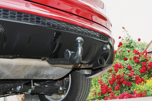 Bequem: Elektrisch abklappbarer Haken mit integrierter Steckdose.