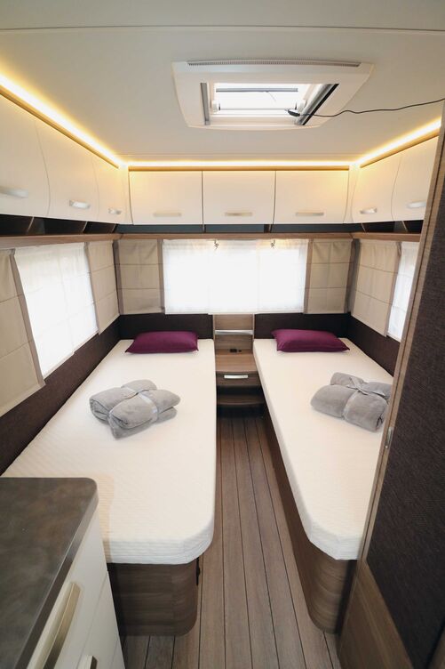 Das perfekt gemachte Heckschlafzimmer lässt sich mittels Falttür abtrennen und glänzt mit grossen Liegeflächen sowie guter Bewegungsfreiheit.