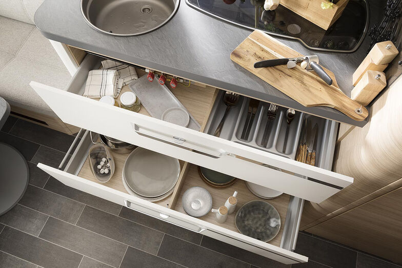 Helle Fronten und praktischer Stauraum in der Caravan-Küche.