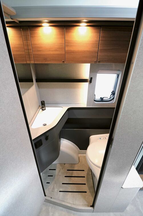 Das funktionale Bad auf kompakter Grund­fläche bietet ausreichende Bewegungsfreiheit.