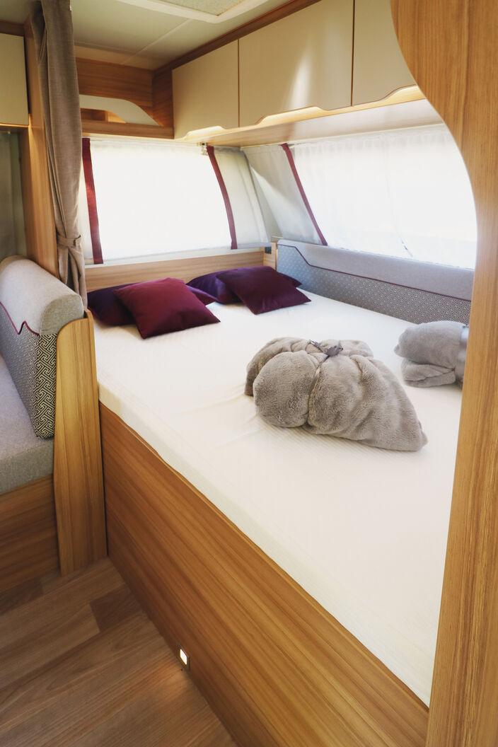 Quergestelltes Doppelbett im Bug mit ausreichend grosser Liegefläche und bequemer Einstiegshöhe.