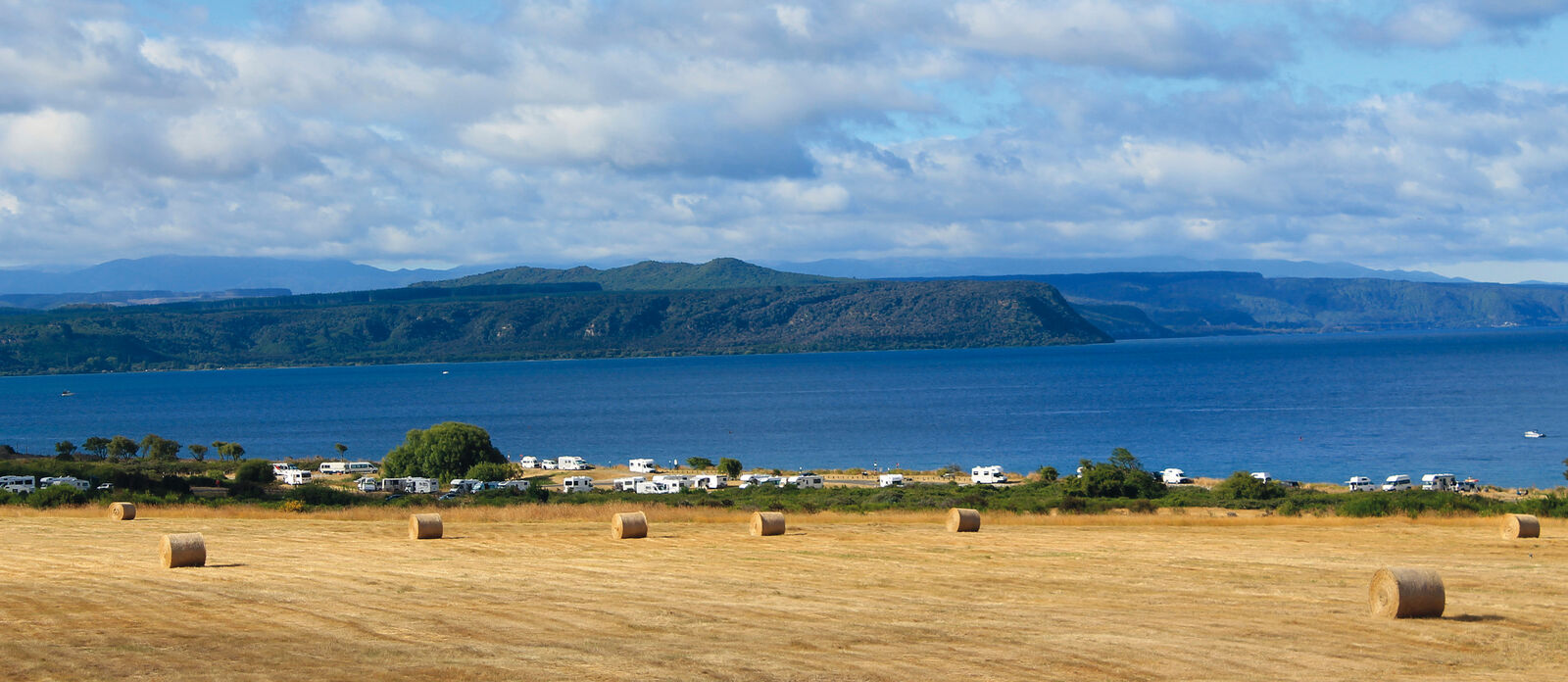 Beim sogenannten «freedom camping» dürfen autarke Camper an zahlreichen gekennzeichneten Plätzen frei stehen, so wie hier am Lake Taupo.