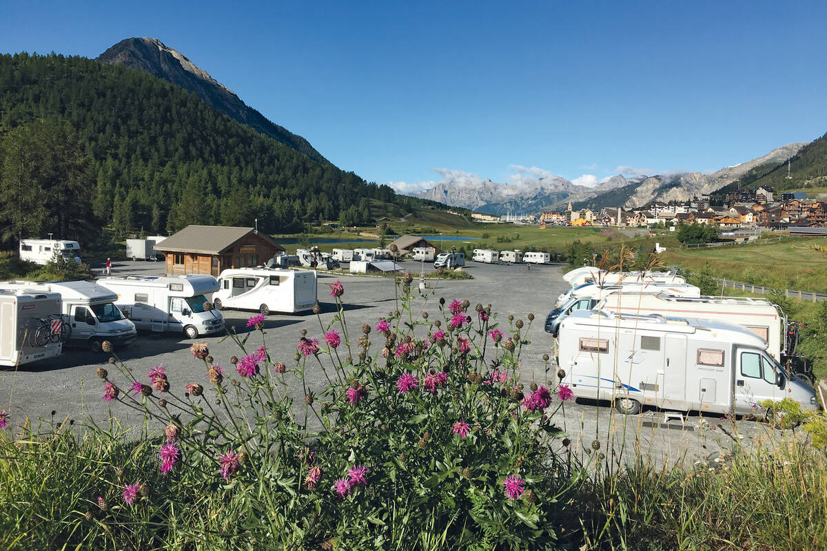 Der Stellplatz von Montgenèvre liegt idyllisch am Dorfrand und bietet für Hunderte von Fahrzeugen Platz.
