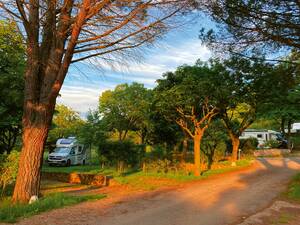Centre : Non loin de l’agitation de la ville niçoise, de nombreux campings bien situés permettent de passer une nuit tranquille.