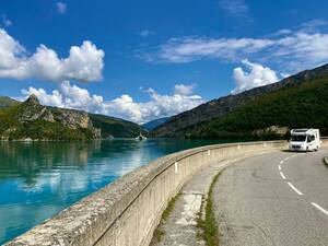 Exploration tranquille le long du Verdon et de ses lacs de barrage.