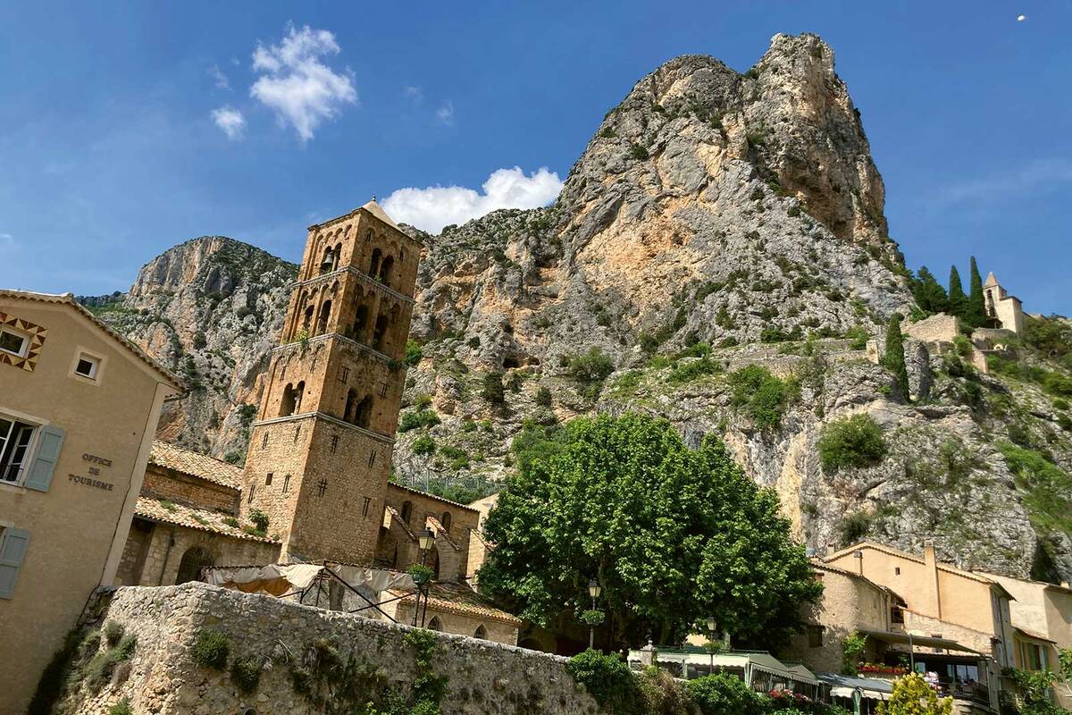 Le petit village de Moustiers-Ste-Marie se blottit contre les parois rocheuses abruptes.