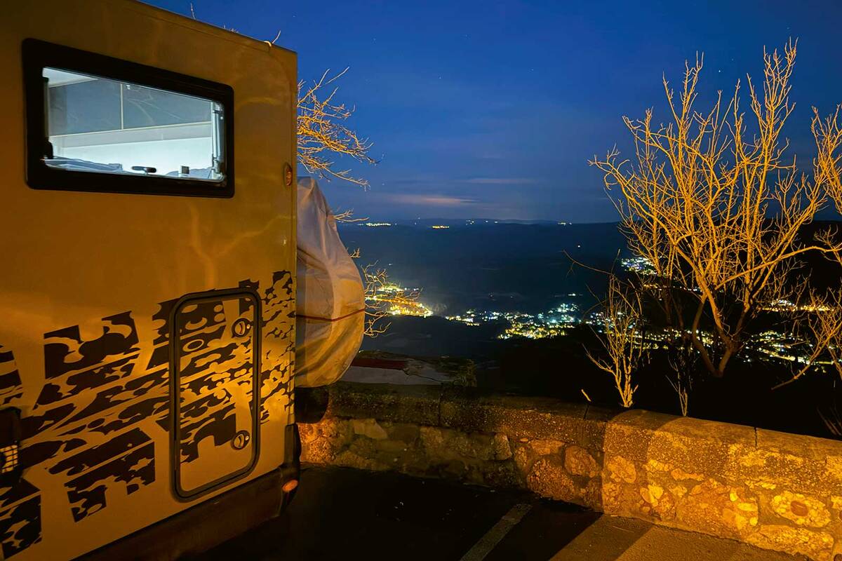 À l’abbaye de Montserrat, nous profitons d’un emplacement offrant une vue dégagée.