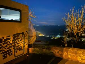 À l’abbaye de Montserrat, nous profitons d’un emplacement offrant une vue dégagée.