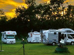 Ciel du soir flamboyant au Caravan Park Camping de Prague, qui se trouve sur une île de la Vltava.