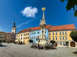 La colonne baroque de la Trinité sur la place de la ville de Mikulov.