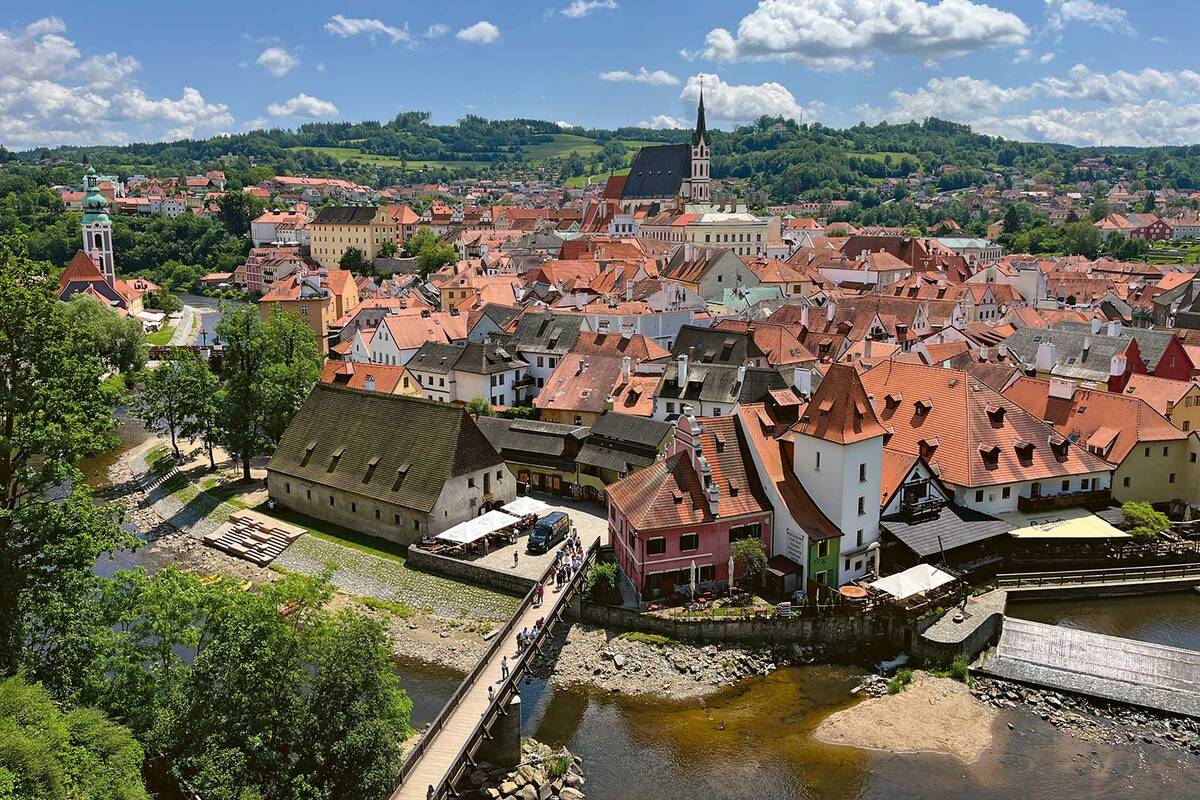 Vue depuis château de Český Krumlov sur la ville.
